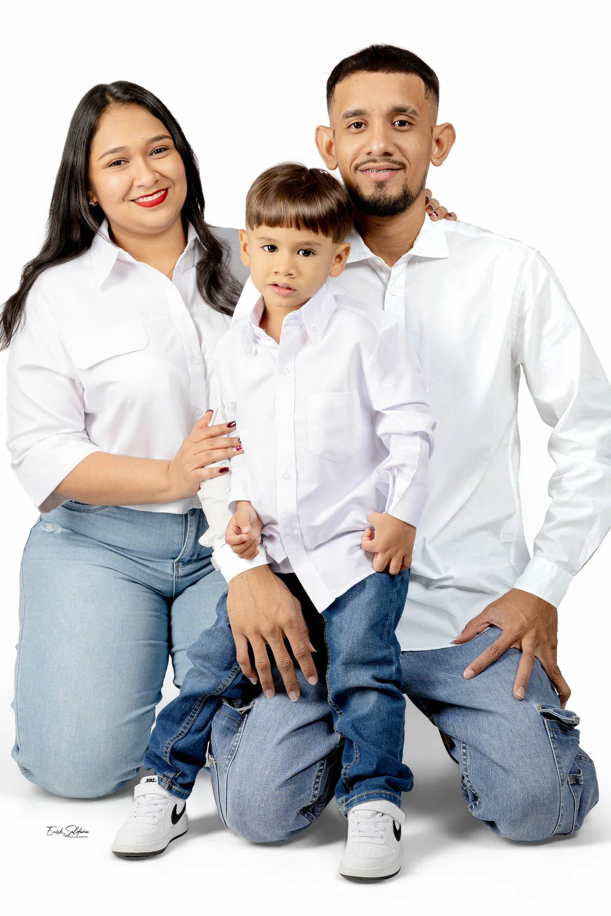 Familia sonriendo durante una sesión en estudio