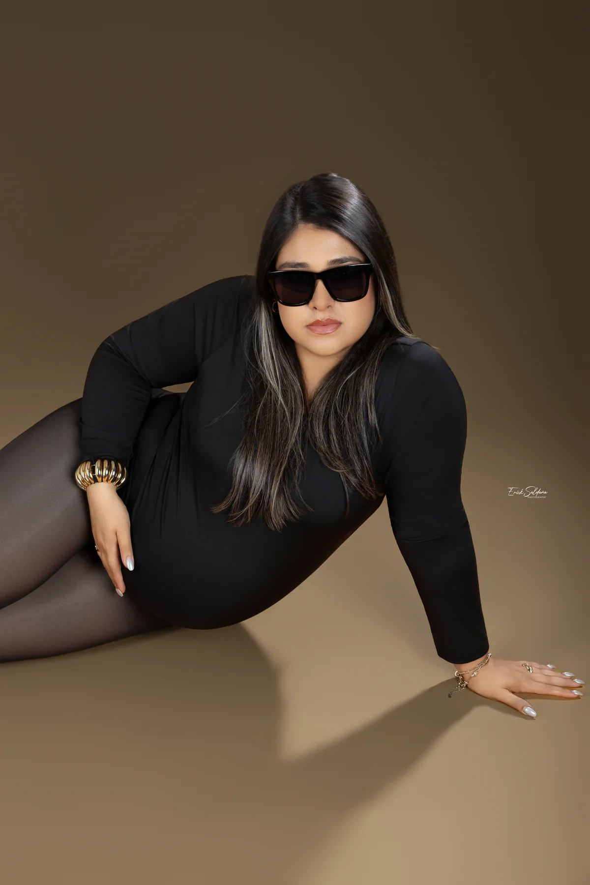 Sesión elegante de maternidad en estudio